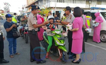 Sambut HUT 70 Bhayangkara, Kapolres Mempawah Bagi-bagi Takjil