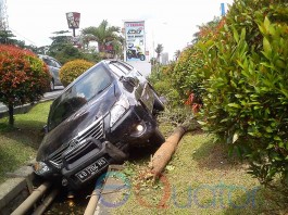 Mini Bus Nyungsep ke Parit