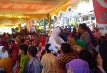 Mensos Serahkan Dana PKH ke Keluarga Sangat Miskin