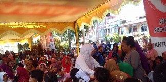 Mensos Serahkan Dana PKH ke Keluarga Sangat Miskin