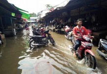 Pasar Pagi Kebanjiran, Pedagang Jualan di Pinggir Jalan