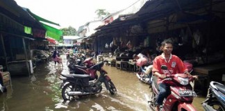 Pasar Pagi Kebanjiran, Pedagang Jualan di Pinggir Jalan