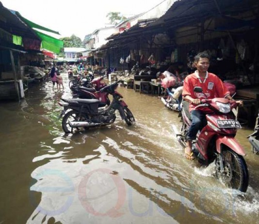 Pasar Pagi Kebanjiran, Pedagang Jualan di Pinggir Jalan