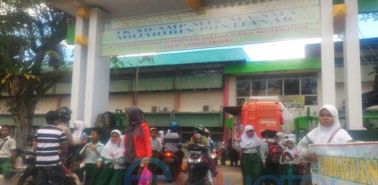 Telepon ke Puluhan Ortu SD Mujahidin, Puluhan Murid Jatuh Dari Lantai 3