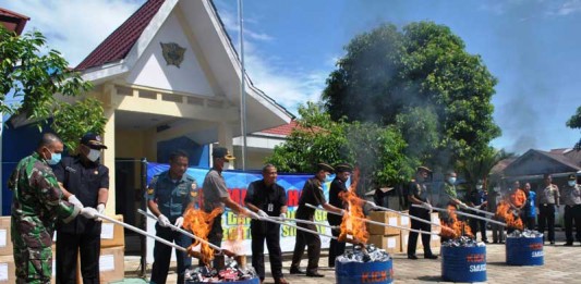 KPPBC TMP C Sintete Musnahkan Rokok dan Miras