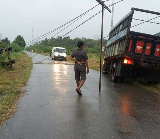 Tiang Listrik Tumbang, Lampu Padam Sehari Semalam