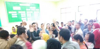 Puluhan Pedagang Pasar Asahan Demo Disperindagkop