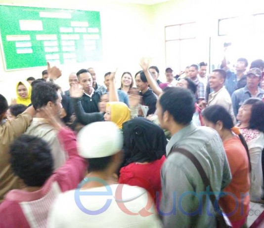 Puluhan Pedagang Pasar Asahan Demo Disperindagkop