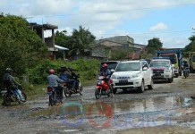 Jalan Depan Kantor Panwaslu Rusak Lagi