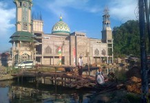 Tunggu Pemerintah Perbaiki Jembatan Pemangkat, TNI dan Warga Bangun Jembatan Darurat