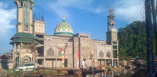 Tunggu Pemerintah Perbaiki Jembatan Pemangkat, TNI dan Warga Bangun Jembatan Darurat