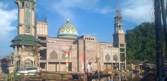 Tunggu Pemerintah Perbaiki Jembatan Pemangkat, TNI dan Warga Bangun Jembatan Darurat