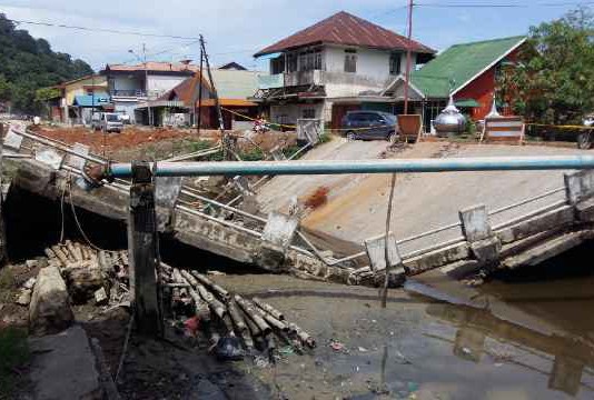 Jelang Ramadan, Jembatan Utama Pemangkat Ambruk