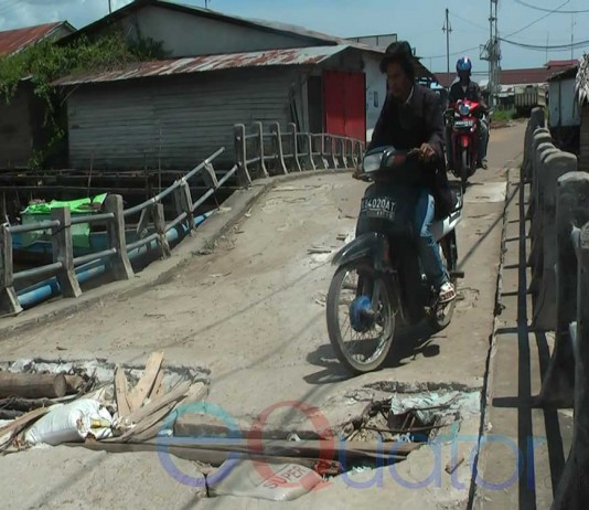 Alamak, Jembatan di Pasar Kakap Nyaris Roboh