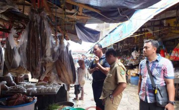 Polisi dan Dinkes Serbu Pedagang, Pabrik Makanan