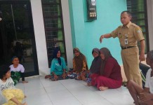 Takut Ditangkap, Ngemis Sambil Bertapok-tapok