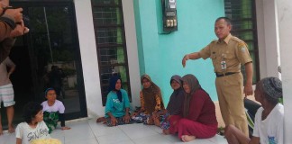 Takut Ditangkap, Ngemis Sambil Bertapok-tapok