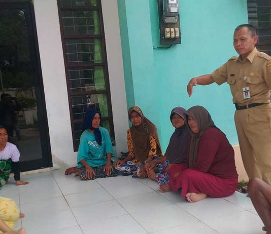 Takut Ditangkap, Ngemis Sambil Bertapok-tapok