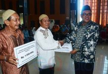 Petugas Fardu Kifayah dan Guru Ngaji Terima Insentif