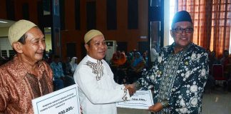 Petugas Fardu Kifayah dan Guru Ngaji Terima Insentif