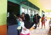 Demi Antar Anak di Hari Pertama Sekolah, Ibu-Ibu Rela Boyong Bayi ke Sekolah