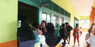 Demi Antar Anak di Hari Pertama Sekolah, Ibu-Ibu Rela Boyong Bayi ke Sekolah
