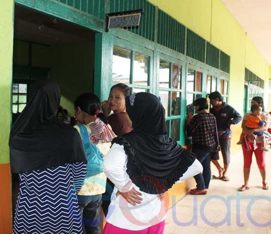Demi Antar Anak di Hari Pertama Sekolah, Ibu-Ibu Rela Boyong Bayi ke Sekolah