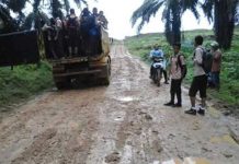 Nekat Sekolah Lewati Areal Berbahaya