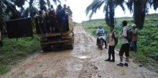 Nekat Sekolah Lewati Areal Berbahaya