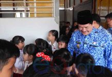 Antar Anak ke Sekolah, Langkah Awal Bangun Komunikasi Orangtua dengan Sekolah
