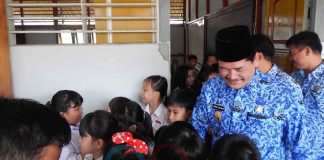 Antar Anak ke Sekolah, Langkah Awal Bangun Komunikasi Orangtua dengan Sekolah