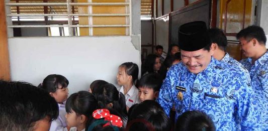 Antar Anak ke Sekolah, Langkah Awal Bangun Komunikasi Orangtua dengan Sekolah