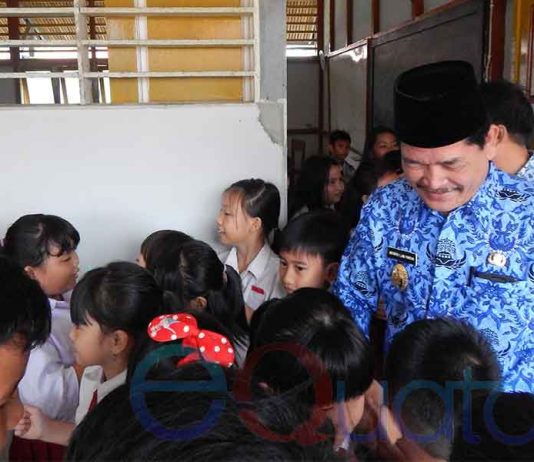 Antar Anak ke Sekolah, Langkah Awal Bangun Komunikasi Orangtua dengan Sekolah