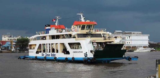 Hujan dan Dermaga Licin, Truk Nyemplung Sungai saat Masuk Fery