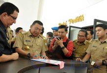 Teken SK Pencairan BOS, Gubernur ‘Ditodong’ di Depan Balai Petitih