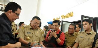 Teken SK Pencairan BOS, Gubernur ‘Ditodong’ di Depan Balai Petitih