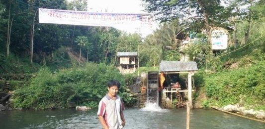 Pakai Duit Sendiri Bangun Kincir Listrik Untuk Warga