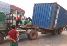 Kontainer Miring Bikin Heboh Pinyuh