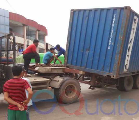 Kontainer Miring Bikin Heboh Pinyuh