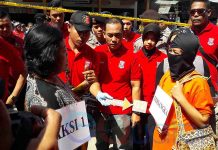 Menangis Memperagakan Cara Membunuh Suami