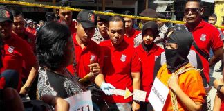 Menangis Memperagakan Cara Membunuh Suami