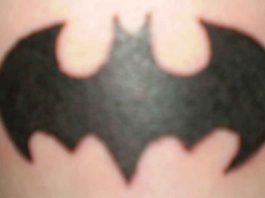 Pria Bertato Batman Tewas Dibakar