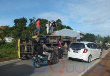 Lihat Bayangan, Truk Terbalik