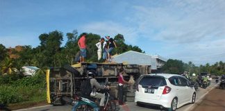 Lihat Bayangan, Truk Terbalik