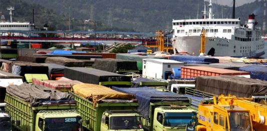 Truk-truk Fuso Serbu Kalbar Tanpa Kontribusi ke Daerah