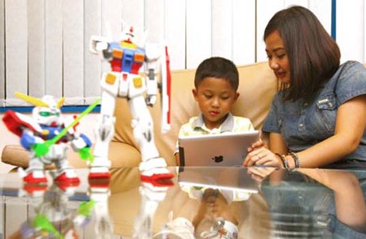 Awasi Anak Main Gadget dengan Cara Ini