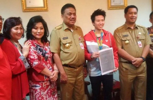Liliyana Natsir Kembali Disiram Bonus dan Diarak di Kampung Halaman