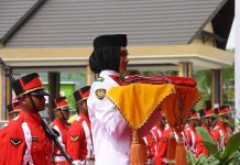Mengenal si Cantik Pembawa Baki Bendera Merah Putih