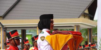 Mengenal si Cantik Pembawa Baki Bendera Merah Putih