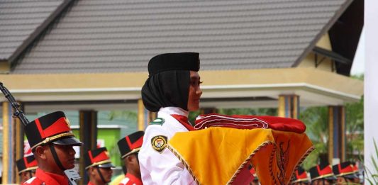 Mengenal si Cantik Pembawa Baki Bendera Merah Putih
